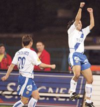 A nagyszerűen játszó Zavadszky Gábor (jobbra) kétszer is saját gólt ünnepelhetett