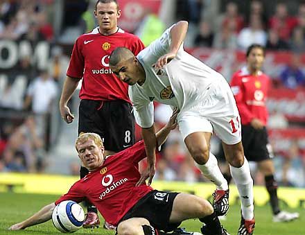 Kerekes Zsombor (jobbra) Paul Scholesszal, a Manchester United válogatott középpályásával küzd a labdáért (fotó: Németh Péter)