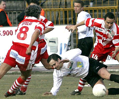 Balaskó Ivánon (fehérben) nem múlt a vendégek sikere: a Pécs futballistája még estében is megpróbálkozott a labdavezetéssel