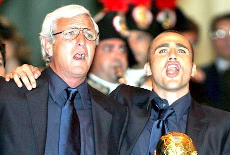 Jó olasz ember módjára Marcello Lippi (balra) és Fabio Cannavaro teljes szívbôl dalolt a világbajnok csapat tiszteletére rendezett ünnepségen. Az ôsz mester a mulatozás után kipiheni magát, és közben eldönti, hogy marad-e szövetségi kapitány, vagy új csap