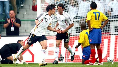 Michael Ballack (13) harmincegyedik gólörömtáncát adta elô a Nationalelfben