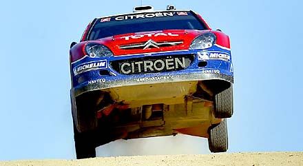 Sebastien Loeb Citroënje éppen felszáll a &#8222;kifutópályáról&#8221; (fotó: Reuters)