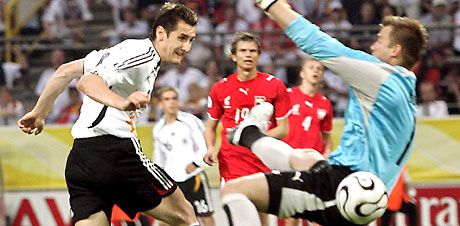 Az elsô fordulóban két gólt szerzô Miroslav Klose (fehérben) most nyolc méterrôl sem tudta eltalálni a lengyel kaput