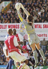 David Seaman szokásától eltérôen nem kapott potyagólt, mégis kikapott a csapata (Fotó: Reuters/Peter McDiarmid)