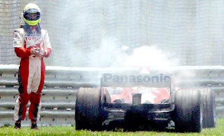 Ralf Schumacher Toyota motorja sem bírta ki a hétvégét gond nélkül, éppen a hivatalos idômérôn robbant fel