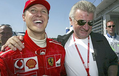 Willi Weber (jobbra) kiállt pártfogoltja mellett, és szerinte Michael Schumacher a pályán ad majd csattanós választ Fernando Alonsónak