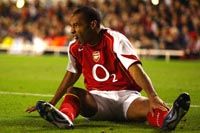 Az Arsenal támadója, Thierry Henry azon lesz, hogy megtörje a Chelsea lendületet