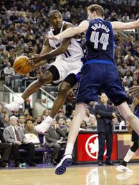 Lindsey Hunter a megmondhatója, hogy milyen remekül védekezett Shawn Bradley (Fotó: Reuters/Peter Jones)