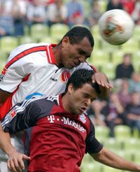 Vragel da Silva (fent) és Michael Ballack szombaton újra összecsaphat egymással (Fotó: Afp)