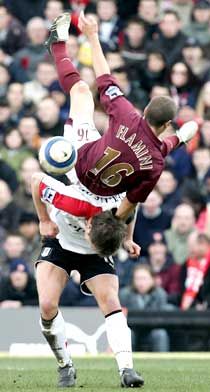 A gólpasszt adó Flamini és az Arsenal több szinttel a Fulham felett járt