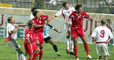 Ez volt a negyedik magyar gól, és ekkor már boldogan ünnepeltek a szurkolók &#8211; Rajczi Péter (takarva) a máltai kapuba fejelte a labdát