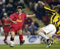 Mindkét mérkôzésen Michael Owen (balra) szerezte a Liverpool gyôztes gólját a Vitesse elleni UEFA-kupa-párharc során