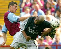 Gareth Barry, az Aston Villa játékosa vérbeli fejvadászmozdulattal támadja a Liverpoolban most bemutatkozó El-Hadji Dioufot (Fotó: Reuters)