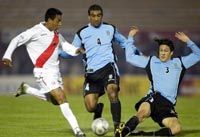 Nolberto Solano (balra) szerezte meg a vezetést a perui válogatottnak az Uruguay elleni, montevideói összecsapáson