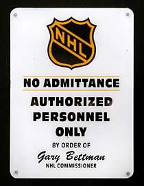 "Belépni tilos, csak engedéllyel - Gary Bettman utasítása" - tábla az ottawai Corel Centerben