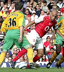 Thierry Henry (középen) a Norwich elleni mesterhármasával megerôsítette a helyét a Premier League góllövôlistájának élén