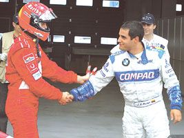 Juan Pablo Montoya (jobbra) Michael Schumacher gratulációját fogadja &#8211; a kolumbiaira vasárnap is ráférne hasonló élmény