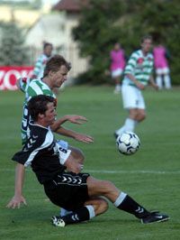 A bodajkiak egy lépéssel a gyôriek elôtt jártak: Igor Nicsenko (hátul) sem jutott labdához (Fotó: Danis Barna)