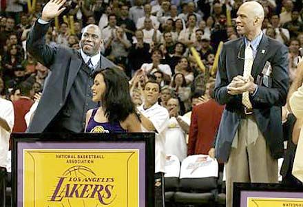 Balra Magic Johnson integet, jobbra Abdul-Jabbar mosolyog