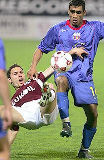 Nicolita (jobbra) igazolta kirobbanó formáját, a Steaua az ô góljával kedvezô helyzetbôl várhatja a visszavágót