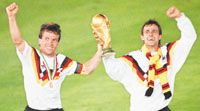 Pályafutásának legemlékezetesebb pillanata Olaszországban a világbajnoki döntô után: Pierre Littbarskival (jobbra) és a vb-trófeával az argentinok elleni sikert követôen