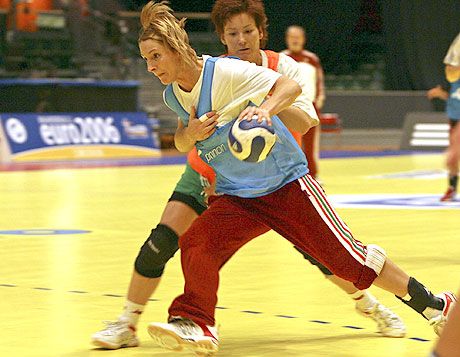Siti Eszter (a labdával) és Szamoránsky Piroska az edzésen a norvégokra is gondolva gy?rte egymást