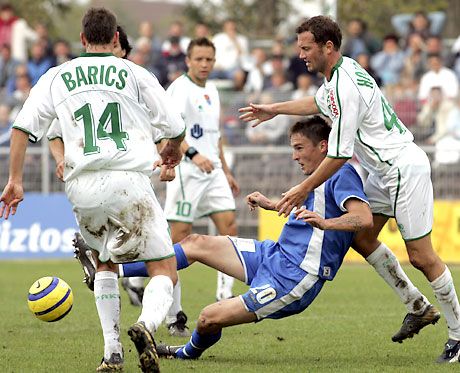 A gyengén futballozó Ferenczi Istvánnak (kékben) semmi esélye sem volt a paksi védôk szorításában