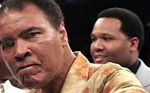 Muhammad Ali most aztán jól bedühödött, és beperelte azokat a kereskedôket, akik a kézjegyét relikviákra hamisították