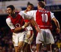 Keown (5) és Henry (középen) sokat tehet azért, hogy Bergkamp gyôzelmet ünnepelhesen egykori klubja, az Internazionale ellen