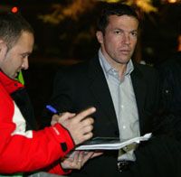 Lothar Matthäus (jobbra) szombaton Budapestre érkezik &#8211; kérdés, hogy a rajongókon kívül a honi futballszövetség vezetôi is aláírást kapnak-e (Fotó: Czagány Balázs)