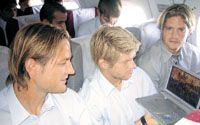 Fehér Miklós (balra) és Böôr Zoltán nem unatkozott a repülôúton, hiszen a Benfica csatára most sem hagyta otthon a dvd-lejátszóját