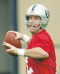 Rich Gannon, az Oakland Raiders veterán frontembere máris harci díszben, tôle akár kezdôdhet is az NFL idei nagydöntôje