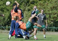 &#8222;Air Fehér&#8221; &#8211; a Benfica remek formába lendült csatára (elöl) a levegôben úszva is gólt szerzett a péntek délelôtti foglalkozáson (Fotók: Németh Ferenc)