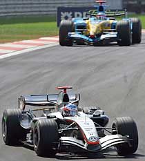 Fernando Alonso (hátul) 14 körig tudott Kimi Räikkönen mögött maradni, utána elveszítette szem elől legfőbb riválisát