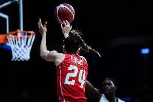 Boros Júlia (pirosban) oroszlánrészt vállalt a magyar válogatott sikerében a soproni U20-as Eb-n Forrás: FIBA.Basketball