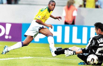 Az ifjú Robinho (balra) ezúttal nem csupán helyzetig jutott, ô lôtte az elsô brazil gólt
