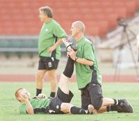 A skótok igazán laza emberek &#8211; a szurkolók söröztek, a futballisták melegítettek (Fotó: Németh Ferenc)