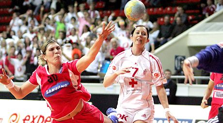 Simona Spiridon (pirosban) az osztrákok egyik legjobbja volt, hat gólt lôtt az olimpiai bajnok dánoknak
