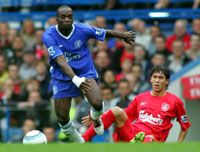 Makelele (balra) és a Chelsea közelrôl üldözi az Arsenalt, míg Luis García és a Liverpool máris nagyon lemaradt