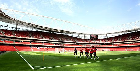 Az Arsenal csapata hivatalosan szombat este veszi birtokba az új stadiont, amelyet edzéseken már tesztelt, az elsô tréninget húszezer nézô jelenlétében tartották meg
