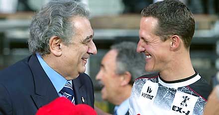 Michael Schumacher (jobbra) és Placido Domingo