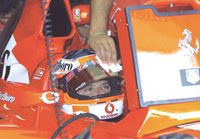 A Ferrari-istállónál szorgos kezek segítik Barrichello munkáját, és gondoskodnak arról, hogy a brazil megszerezze az ezüstérmet (Fotó: Árvai Károly)