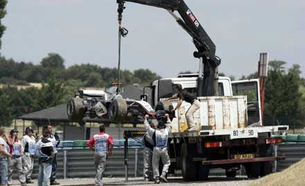Räikkönennek motorhibája miatt ki kellett hagynia a második edzést, ráadásul hátrasorolják a rajtrácson