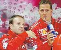 Barrichello (balra) és Schumacher nem hisz a szemének &#8211; Webber neve a lista tetején