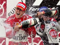 Michael Schumacher (balra) és Jenson Button önfeledt pezsgőzése (Fotó: Reuters)