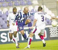 Kovács Zoltán (középen) hiába reménykedett abban, hogy ô lesz az az újpesti, aki elsôként gólt szerez egy francia csapat ellen Kovács Zoltán (középen) hiába reménykedett abban, hogy ô lesz az az újpesti, aki elsôként gólt szerez egy francia csapat ellen