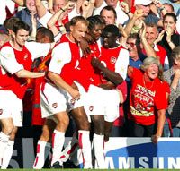 Kanu (jobbról a második) szokatlan dolgot hajtott végre: Henry vagy Wiltord helyett ezúttal ô szerezte az Arsenal gyôztes gólját (Fotó: Stephen Hird)