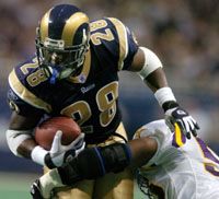 Marshall Faulk (jobbra) a Minnesota Vikings ellen elért három touchdownjával az örökranglista ötödik helyére lépett elôre