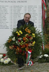 A már elhunyt olimpiai bajnokok emléke elôtt tisztelegve Aján Tamás, a MOB fôtitkára helyezett el koszorút pénteken a Farkasréti temetôben (Fotó: Meggyesi Bálint)