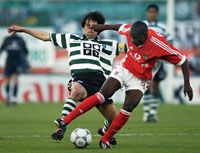 Pedro Barbosa (balra) és a többi Sporting-játékos hiába erôlködött, a Mantorrast is a soraiban tudó Benfica nyerte meg a rangadót (Fotó: Afp)